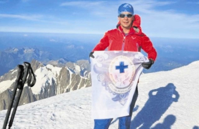 Jacek Żebracki na szczycie Mont Blanc. Droga na najwyższą górę Alp zajęła mu 6 godzin i 31 minut