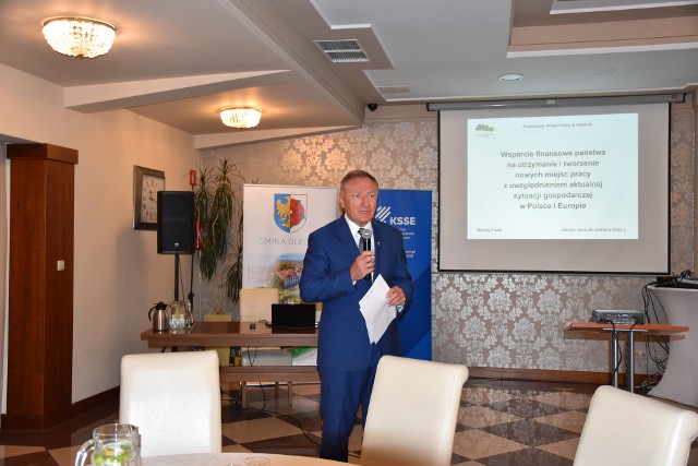 Urząd Miejski w Oleśnie wspólnie z Katowicką Specjalną Strefą Ekonomiczną zorganizował spotkanie dla przedsiębiorców. Burmistrz Olesna Sylwester Lewicki mówił o działaniach gminy, które mają przyciągnąć inwestorów.