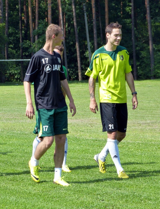 Piłkarze Stali Stalowa Wola (z prawej Paweł Giel, obok Mateusz Argasiński) mają powody do zadowolenia, wygrali mecz w Pucharze Polski.