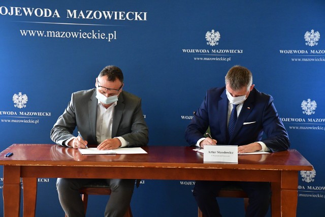 Umowę podpisują od lewej: burmistrz Przysuchy Tomasz Matlakiewicz i wicewojewoda Artur Standowicz.