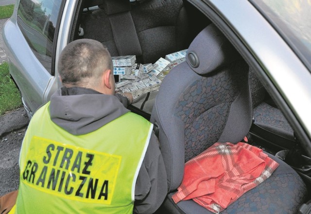 Podczas kontroli samochodu należącego do mężczyzny, strażnicy znaleźli przemycone z Ukrainy papierosy.
