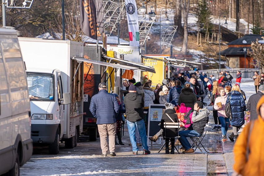 Krynica-Zdrój. Pierwszy Zlot Food Trucków w uzdrowisku. Na deptaku kuchnia z różnych stron świata [ZDJĘCIA]