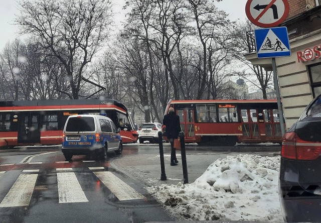 Ruch tramwajów koło Placu Miarki na ul. Kochanowskiego w Katowicach został wstrzymany. W centrum Katowic utworzyły się ogromne korki. Zobacz kolejne zdjęcia. Przesuń zdjęcia w prawo - wciśnij strzałkę lub przycisk NASTĘPNE