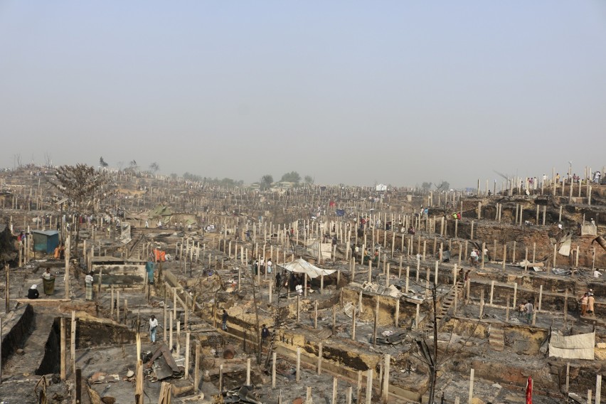 Bangladesz: potężny pożar w obozowisku dla uchodźców. Siedem osób spłonęło żywcem, 50 tysięcy uciekło