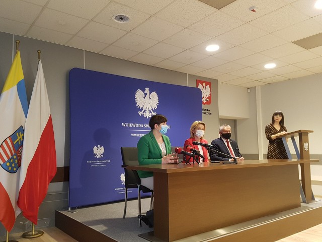 Barbara Socha – minister rodziny i polityki społecznej oraz Dorota Bojemska - przewodnicząca Rady Rodziny prezentowały Od lewej: Dorota Bojemska - przewodnicząca Rady Rodziny, Barbara Socha – minister rodziny i polityki społecznej oraz Zbigniew Koniusz - wojewoda świętokrzyski podczas prezentacji założeń Strategii Demograficznej 2040.