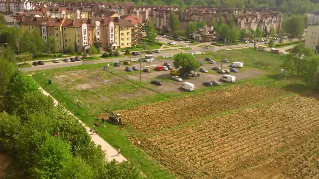 Zdjęcie zaoranego boiska przy ul. Bursztynowej dostaliśmy od  Czytelnika. Chodzi o prywatny teren, ale mieszkańcy boją się, że powstanie tam kolejny blok "dogęszczający" osiedle.