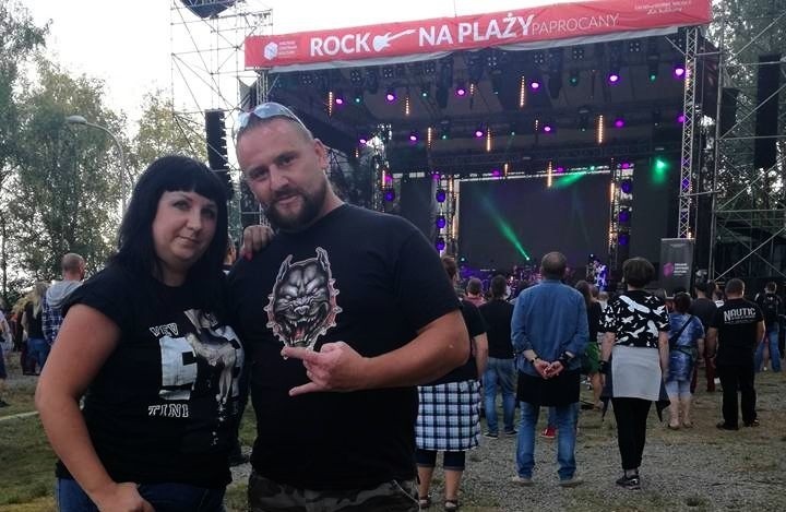 Tomasz Puchała z żoną na imprezie "Rock na Plaży".