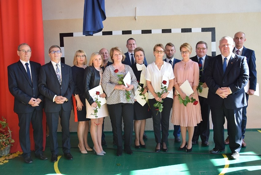Starosta konecki wręczył nagrody nauczycielom. Były gratulacje, życzenia i program muzyczny (ZDJĘCIA)