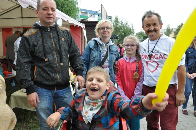 Festyn charytatywny na rzecz Miłosza Janasa z Kluczborka.Na zdjęciu od lewej: Witold i Sylwia Janasowie z synem Miłoszem, Asia Jagła, Stanisław Konarski.