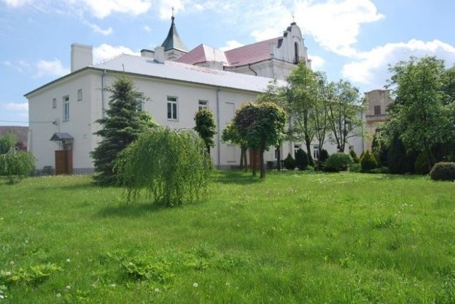 Specjalny Ośrodek Szkolno-Wychowawczy ma obecnie siedzibę w zabytkowym budynku w Opactwie (gmina Sieciechów).