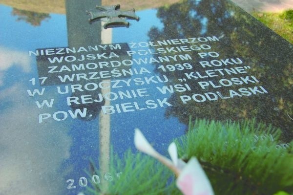 Na tablicy umieszczonej na symbolicznej mogile na cmentarzu wojennym  nie ma mowy o oficerach Wojska Polskiego ani o bojówce KPZB. Na pomniku w Kletnem takie stwierdzenia już się znalazły
