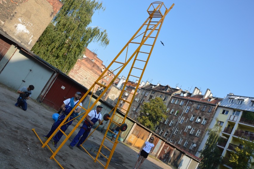 Drabina Jakubowa na podwórkach wrocławskiego Trójkąta