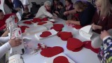 500 biało-czerwonych poduszek na 100-lecie niepodległości. Mieszkańcy Gorzowa chcą pobić rekord Polski [WIDEO]
