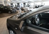 Sprzedaż nowych aut w Polsce wciąż spada