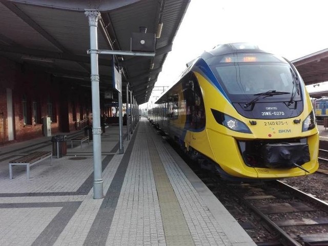 Jeden z nowych pociągów typu Impuls należących do Szybkiej Kolei Miejskiej w Gdańsku na stacji w Lęborku.