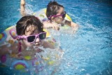 'Poranki z maluchem" na basenie zewnętrznym w Połańcu. Ciekawe zajęcia wakacyjne dla rodziców i dzieci [SZCZEGÓŁY]