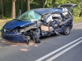 Wypadek tira na DK 908. Zderzenie citroena z ciężarowym DAF-em. Tir leży na boku na trasie między Miasteczkiem Śląskim a Tarnowskimi Górami