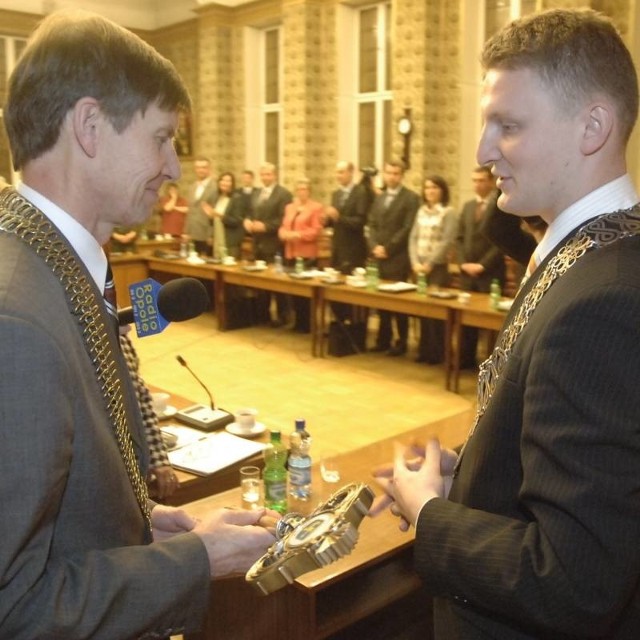 Ryszard Zembaczyński (z lewej) gratuluje Sławomirowi Brzezińskiemu wyboru na przewodniczącego rady miasta. Potem współpraca między nimi była coraz gorsza.