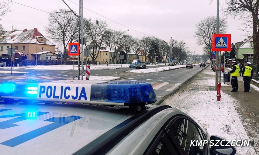 Funkcjonariusze szczecińskiej drogówki rozdawali pieszym odblaski. Ma to pomóc w zachowaniu bezpieczeństwa na drogach