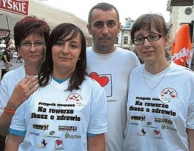 Bożena, Ewa, Mariusz i Joanna podczas jednej z wielu akcji propagujących transplantacje FOT. ARCHIWUM RODZINNE
