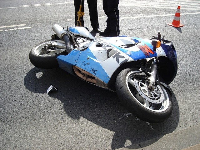 Motocykl znalazł się ponad 20 metrów przed autobusem