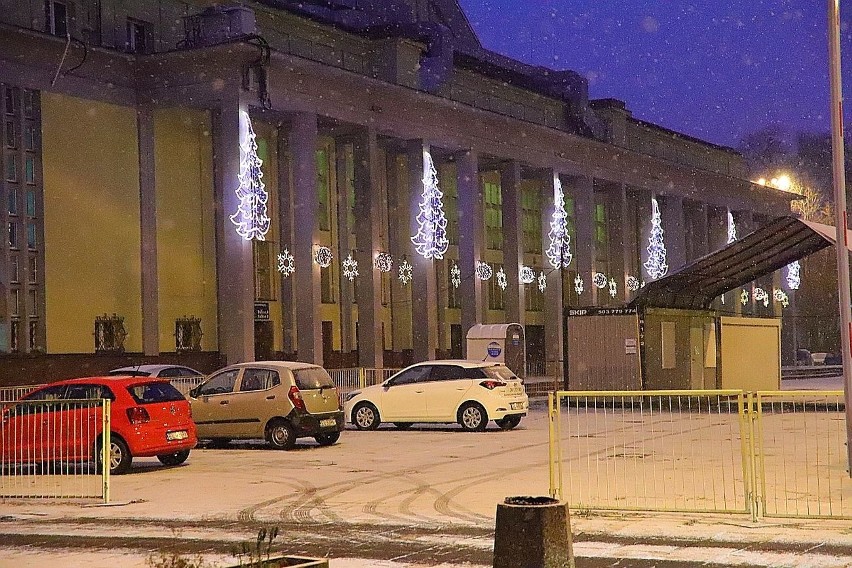 Popołudniowe opady śniegu były dla łodzian sporym wyzwaniem,...