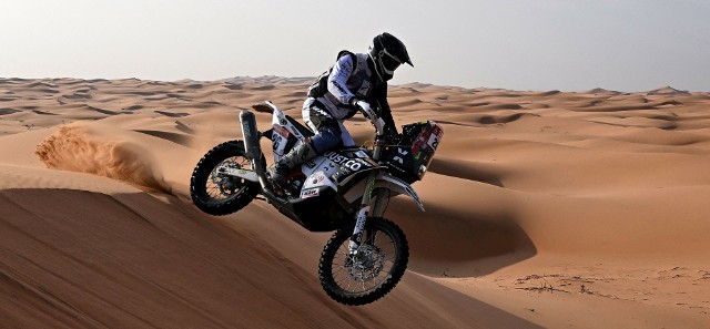 Kłopoty motocyklisty Konrada Dąbrowskiego na piątym etapie Rajdu Dakar