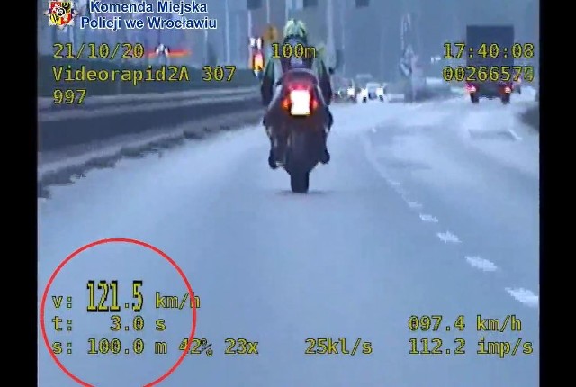 Ucieczka motocyklisty przed wrocławska policją.