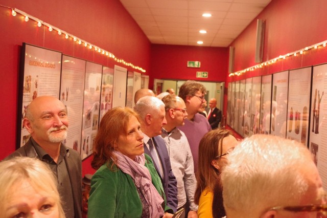 Wernisaż wystawy o rodzie Zegadłów przyciągnął do suchedniowskiej "Kuźnicy" wielu zwiedzających.