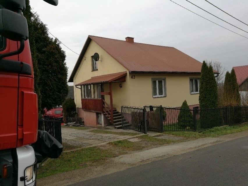 Pożar w domu w Oblęgorze w gminie Strawczyn. Ewakuowano starszą panią