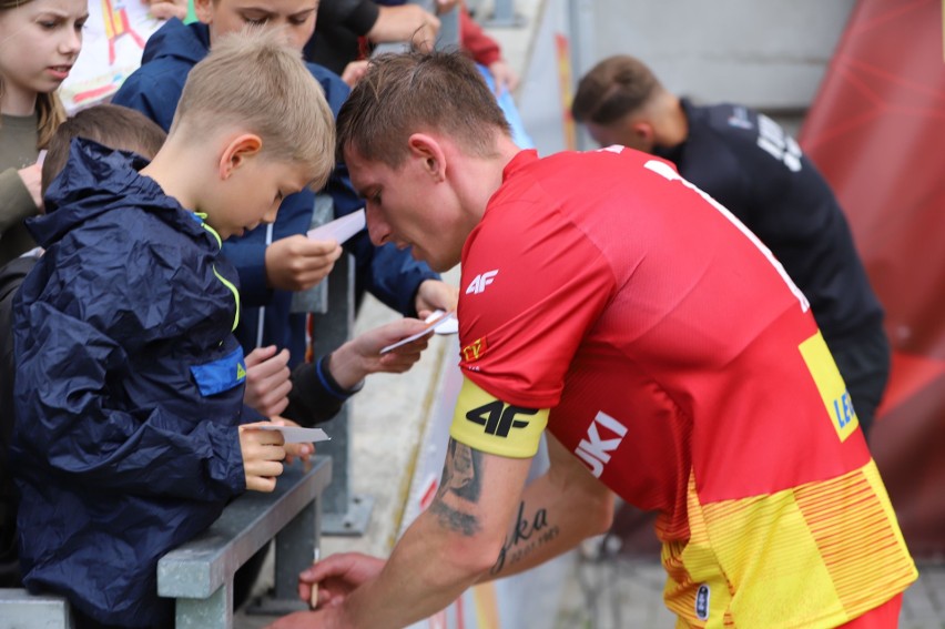 Zdjęcia piłkarzy Korony Kielce z kibicami po meczu z GKS Katowice. Kilku zawodników przekazało fanom swoje koszulki