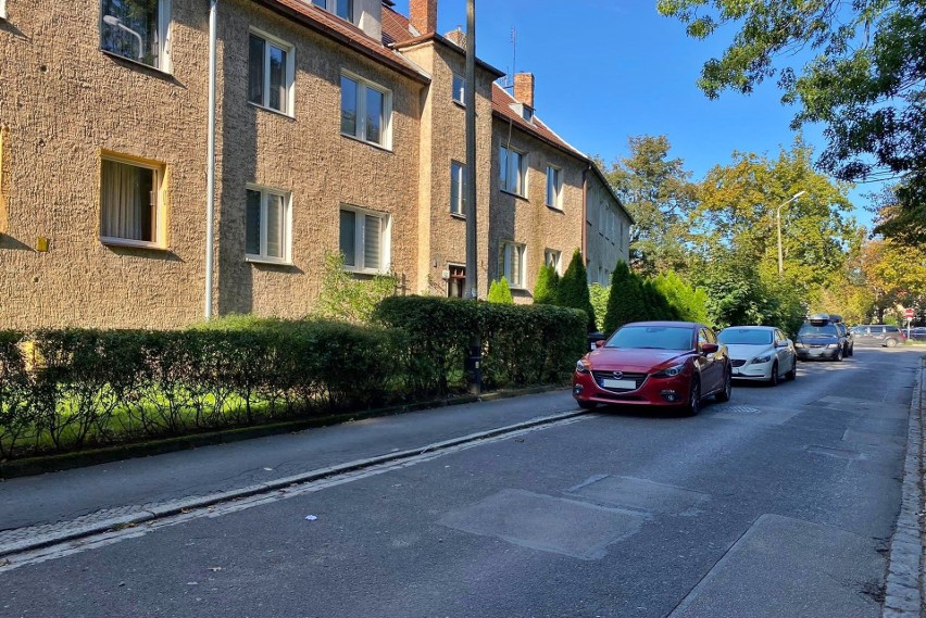 W tych miejscach na Sępolnie grasują "strażnicy parkingów"...