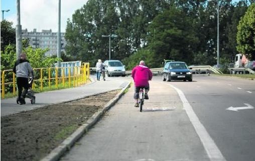 Ścieżka rowerowa przy al. 3 Maja niebawem będzie oznakowana po nowemu. Tą drogą rowerzyści będą mogli jeździć w obie strony. Od kierowców oddzielać ich będą bariery energochłonne.