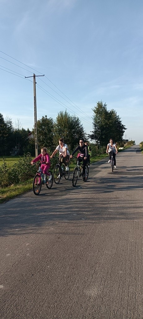 Patriotyczny rajd rowerowy uczniów ze szkoły w Kurozwękach (ZDJĘCIA)