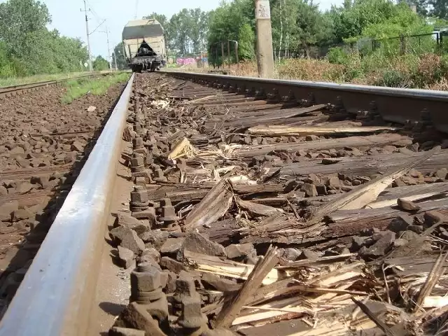 To właśnie ten wagon, w nocy z soboty na niedzielę, na trasie z Bytomia Odrzańskiego do Nowej Soli niszczył wszystko co stało mu na drodze. Zniszczenia są ogromne, a naprawy na razie nie będzie.