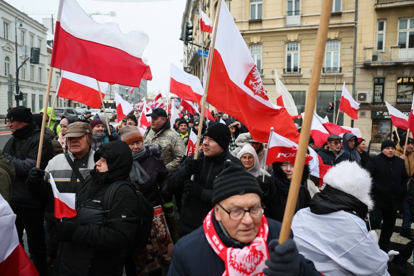 Protest wolnych Polaków NA ŻYWO Manifestacja przeciwko aresztowaniu Kamińskiego i Wąsika oraz przejęciu mediów publicznych