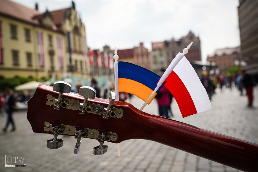 „Make Music Not War!”. Serce z tysiąca gitar dla Ukrainy podczas 20. Gitarowego Rekordu Świata we Wrocławiu!