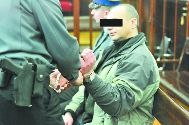 Andrzej K. na rozprawę został doprowadzony z aresztu. Jego obrońcy i jeden z pokrzywdzonych złożyli wniosek o utajnienie procesu. Sąd go w czwartek odrzucił.