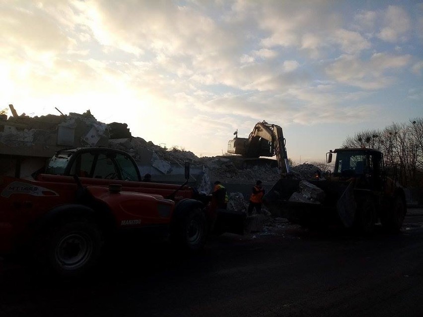 Trwa rozbiórka kolejnych budynków w dawnej fabryki Goplany [ZDJĘCIA]