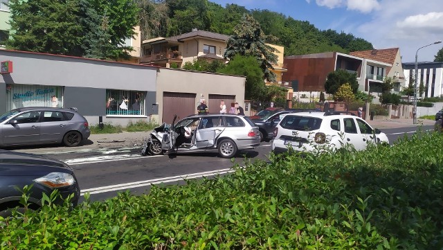 W niedzielę, 31 lipca około południa na ul. Szelągowskiej w Poznaniu doszło do zderzenia czterech samochodów. Przejdź do kolejnego zdjęcia --->