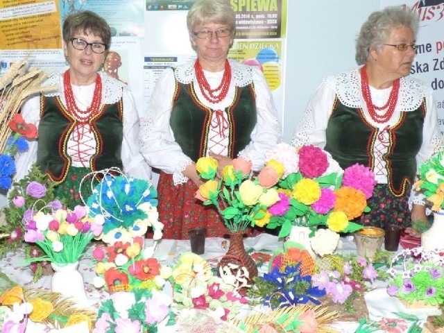 Panie z Chaty Boguckiej w Bogucicach prezentowały na buskim festiwalu piękne kwiaty z bibuły.