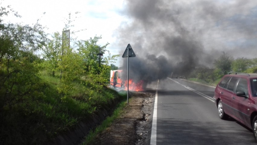 Pożar samochodu niedaleko autostrady A4. Kierowcy nic się nie stało [ZDJĘCIA]