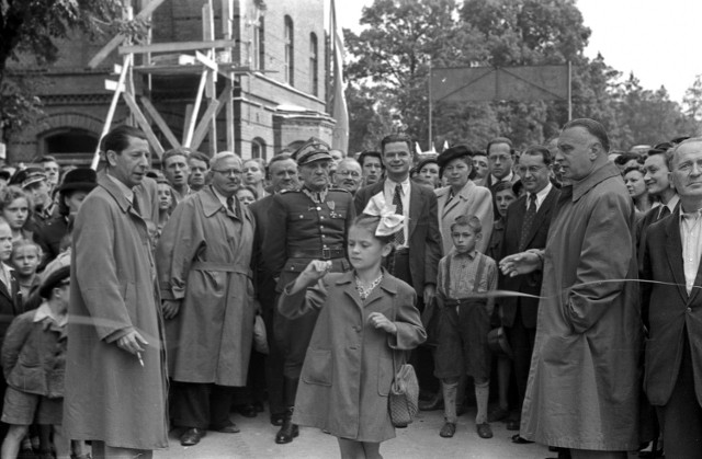Władze Wrocławia i obywatelka Koperówna przecinają wstęgę na otwarciu wrocławskiego zoo, 18 lipca 1948 roku