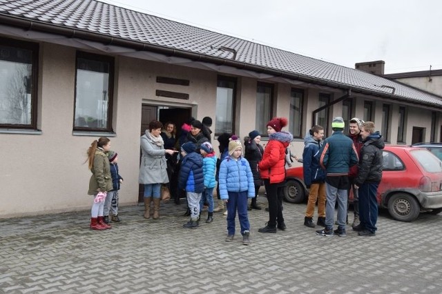 W wiejskiej stawiły się wszystkie dzieciaki ze wsi. To dla nich na ferie przygotowano różne atrakcje. Przyjechali strażacy i policjanci. Sobotni piknik rodzinny zorganizowali: Rada Sołecka, panie z Koła Gospodyń Wiejskich, samorząd gminy Bytoń.- Przygotowaliśmy dla dzieciaków trochę atrakcji, zaprosiliśmy strażaków i policjantów z Radziejowa, nasze panie z koła gospodyń wiejskich przygotowały poczęstunek. Wszyscy bawili się doskonale - zapewnia sołtys Kazimierz Świątczak, jednocześnie przewodniczący Rady Gminy.Info z Polski - 15.02.2018