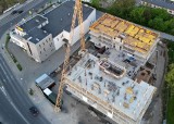 Kiedyś kino Odeon w Radomiu, teraz apartamentowce. Jak idzie budowa? Zobacz obiekt z lotu ptaka