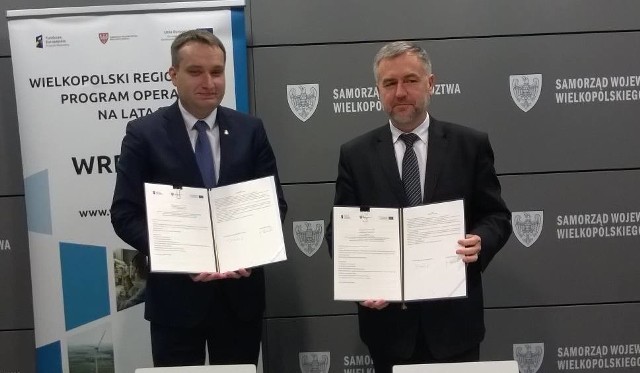 Marek Woźniak i wiceprezydent Mariusz Wiśniewski podpisali umowę na dofinansowanie budowy Muzeum Enigmy przez Urząd Marszałkowski
