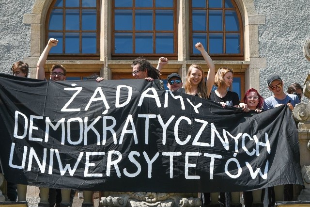 Studenci Uniwersytetu Adama Mickiewicza w Poznaniu dołączyli do ogólnopolskiego protestu przeciwko reformie szkolnictwa wyższego