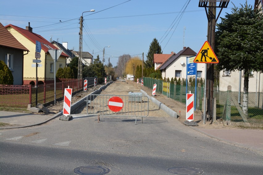 Obecnie prace trwają na ulicy Orzeszkowej w Sępólnie. Droga...