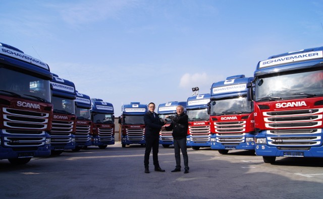 Setny pojazd z wrocławskiego oddziału Scania dla Schavemaker Od lewej Michał Kubalok transport manager w firmie Schavemaker i Jarosław Senderski przedstawiciel handlowy Scania Wrocław