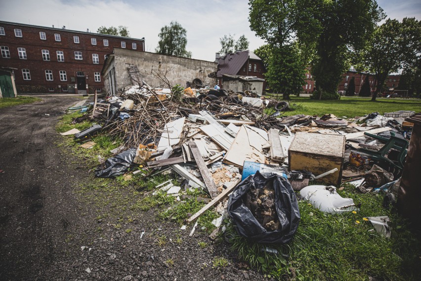 Stos zalegających śmieci na Osadzie Czułów w Tychach